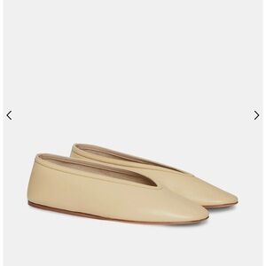 BÉRYL - LUNA SLIPPER
Custard Leather NWT in Box